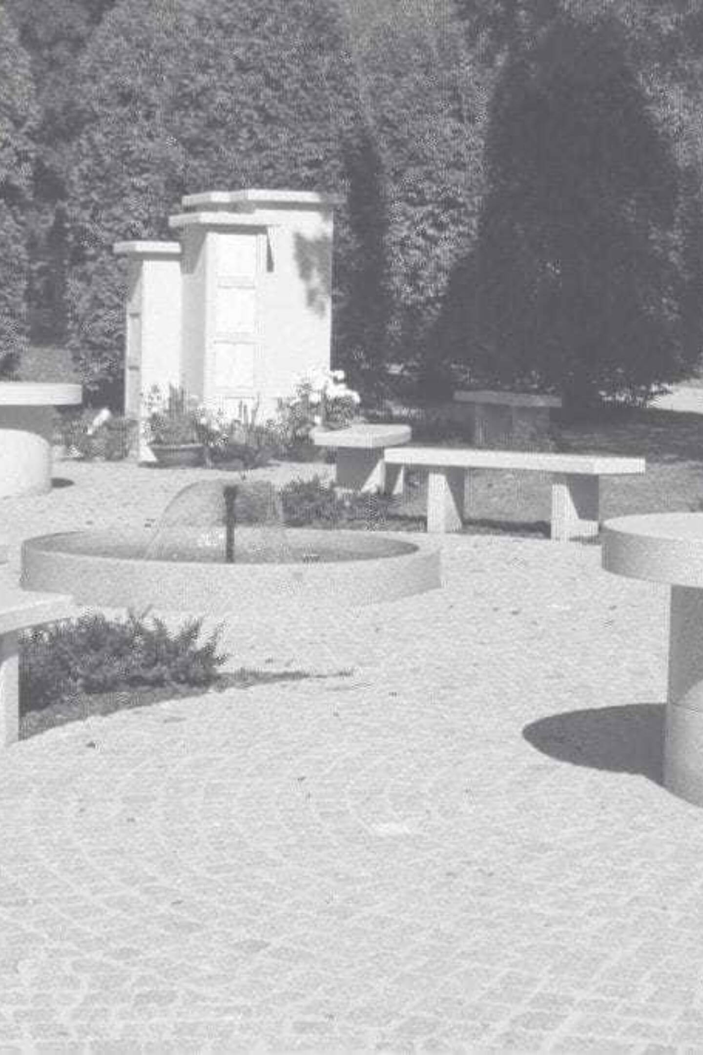 Kusser Friedhofsbrunnen Baenke Nussloch 2 1C