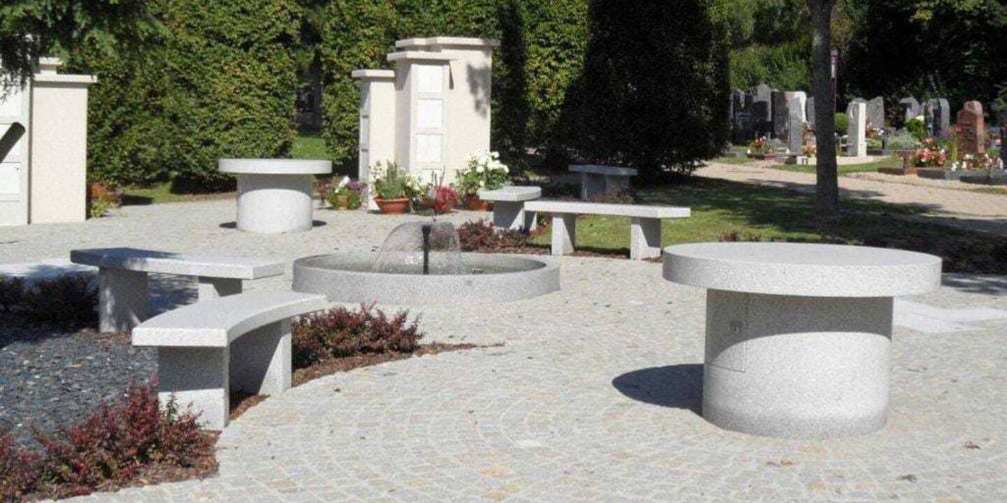 Kusser Friedhofsbrunnen Baenke Nussloch 2