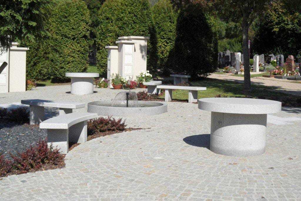 Kusser Friedhofsbrunnen Baenke Nussloch 2