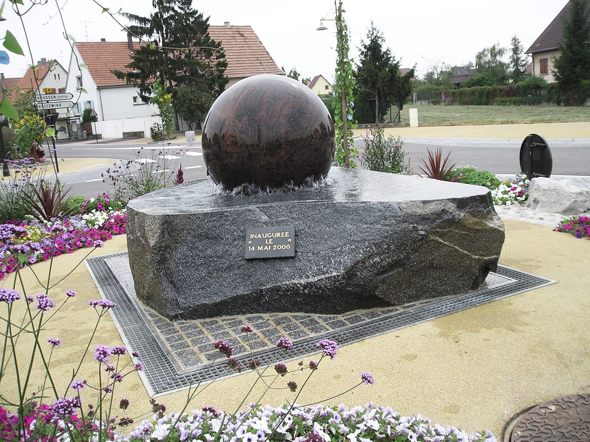 Kusser Kugelbrunnen In Houssen