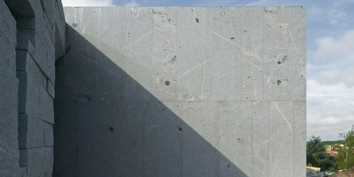Wand aus massiven Granitblöcken