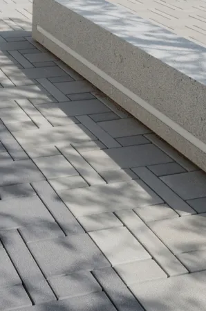 Pflasterbelag verlegt und eine Bank aus Naturstein mit intergrierten LED-Streifen