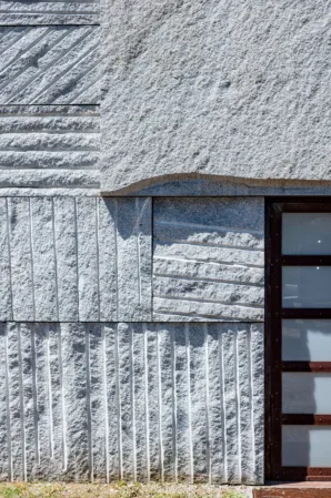 wall made of granite blocks with visible splitting marks