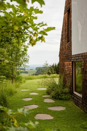 garden with integrated stepping surfaces made of boulder slices