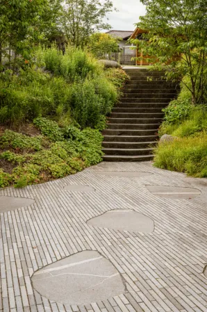 stone strip paving with integrated boulder slices