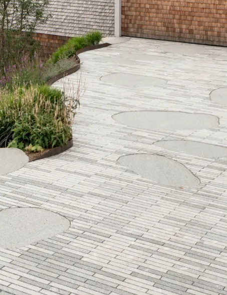 Stone strip cladding with integrated boulder slices