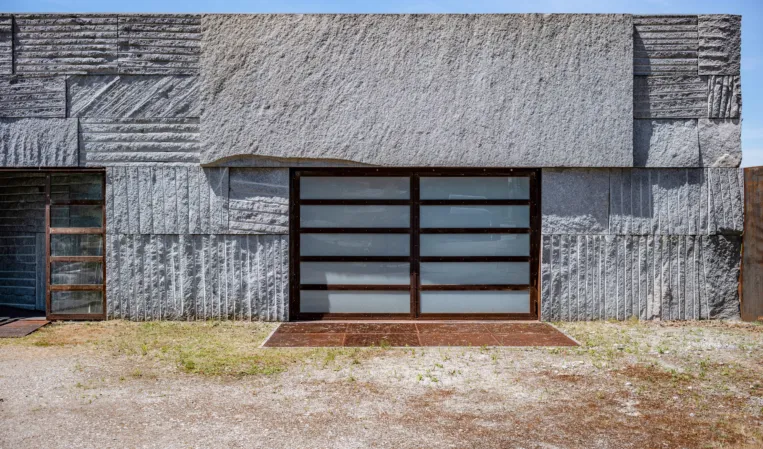 building envelope made of solid raw blocks