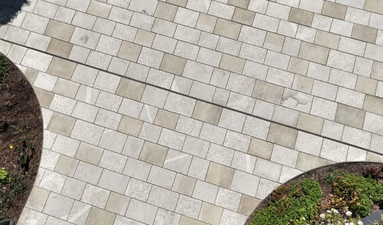 Paving made from three different granites