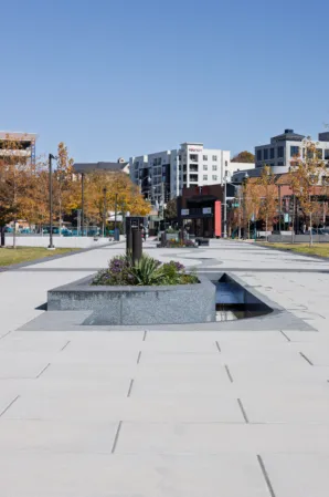 Brunnenlage mit Wasseraluf aus dunklen Granit