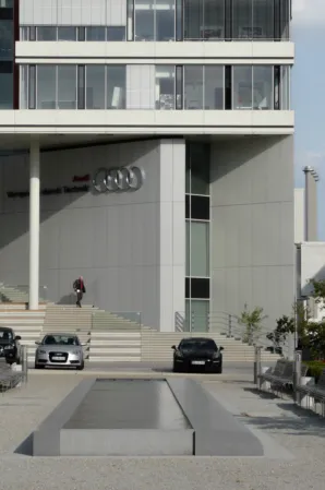 Brunnenanlage vor dem Audi Gebäude
