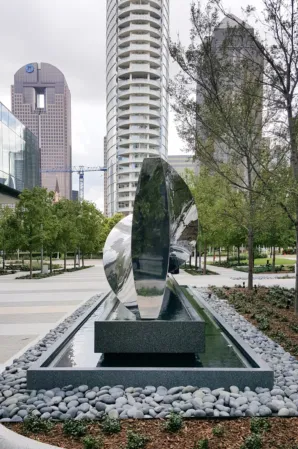 Kunstskulptur in einem Brunnen
