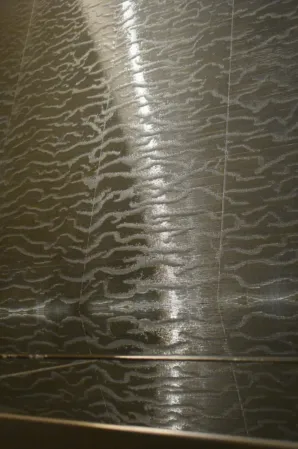 Wasserwand aus schwarzen Granit