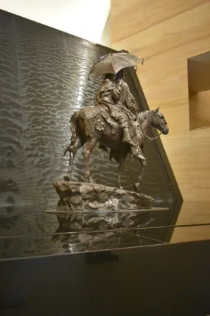 Wasserwand aus schwarzen Granit in einem Museum