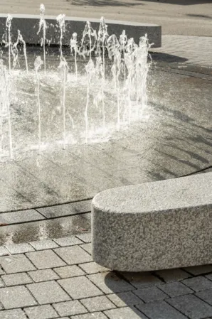 Fontänenfeld aus Granit mit Sitzbänken
