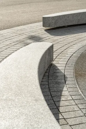 Sitzbänke aus massiven Granit