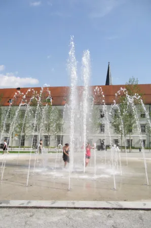 Großes Fontänenfeld mit hoher Spritzhöhe