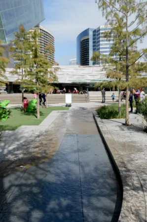 Wasserlauf mit Blick auf die Stadt Dallas