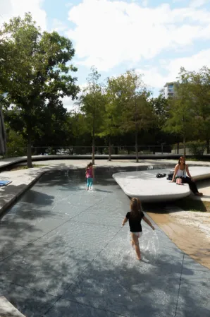Wasserlauf aus Granit in Dallas Texas