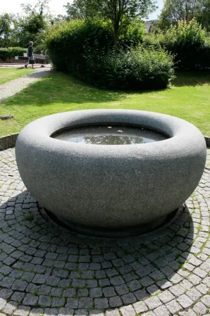 Runder Brunnen bei Peter Randall Page in Newbury