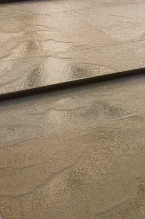 flache Wasserwand aus Sandstein
