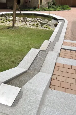 Wasserlauf der einer Treppenanlage folgt