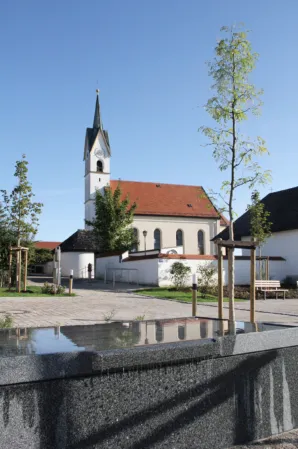 Wassertisch mit Spiegelung der Kirche am Wasser