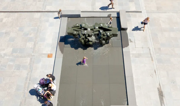 Brunnen mit Skulptur in der Mitte sicht von oben