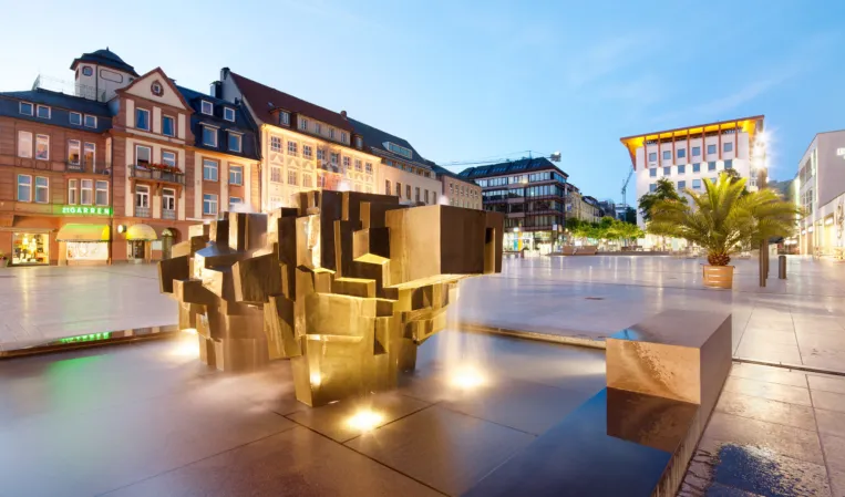 Brunnen mit Skulptur bei Nacht