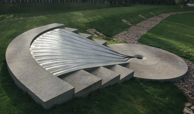 Brunnen bei Peter Randall Page mit Rinnenläufe
