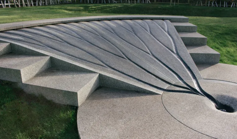 Wasserspiel aus Granit mit Rinnenläufe