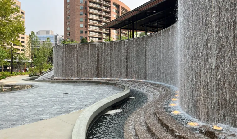 Große Wasserwand in Crystal City