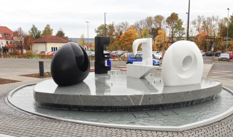 Brunnen mit mehrere abstrakten Kunstfiguren aus verschiedenen Natursteinen