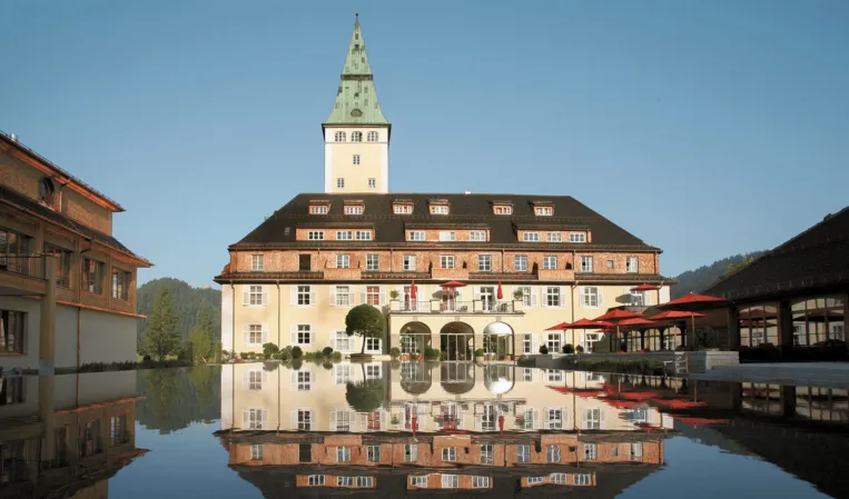 Schloss Elmau das sich im Wasser spiegelt