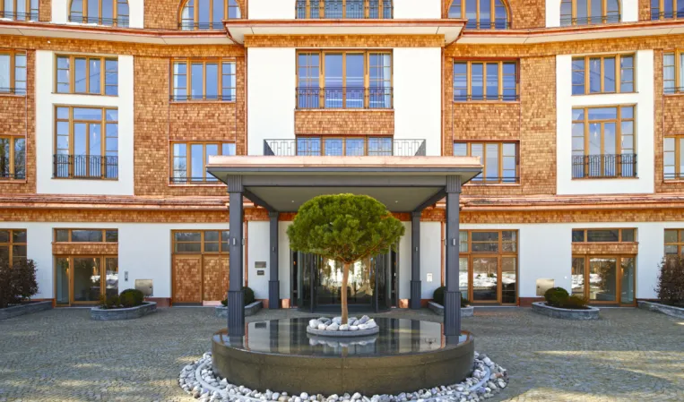 Brunnenanlage vor einem Hotel