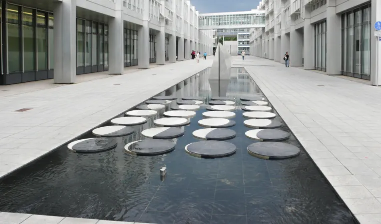 bodenbündiger Brunnen mit Trittsteinen