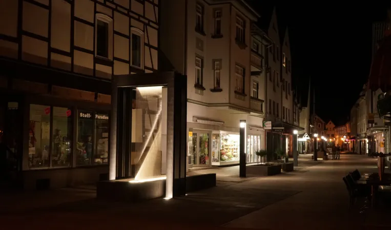 Brunnenanlage mit intergrieten Wasservorhang bei Nacht fotografiert