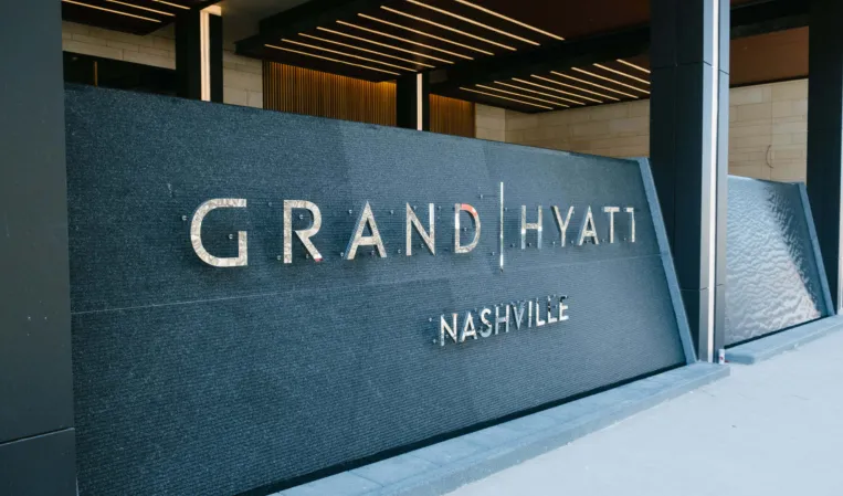 Wasserwand aus dunklen Granit vor einem Hotel