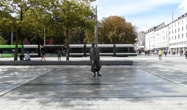 Brunnen mit Skulptur in der Mitte