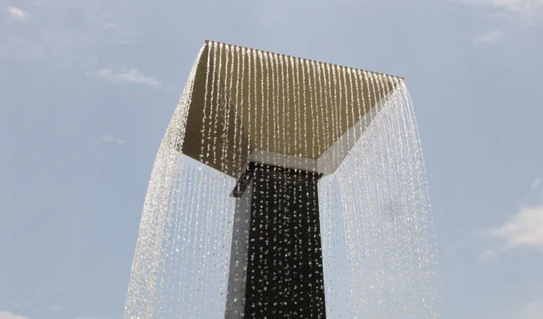 Obelisk mit Wasserfall Effekt