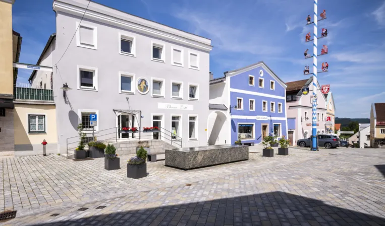 Brunnenanlage auf einem bayrischen Marktplatz