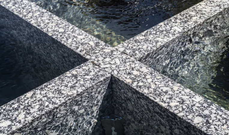 Brunnen aus massiven Granit