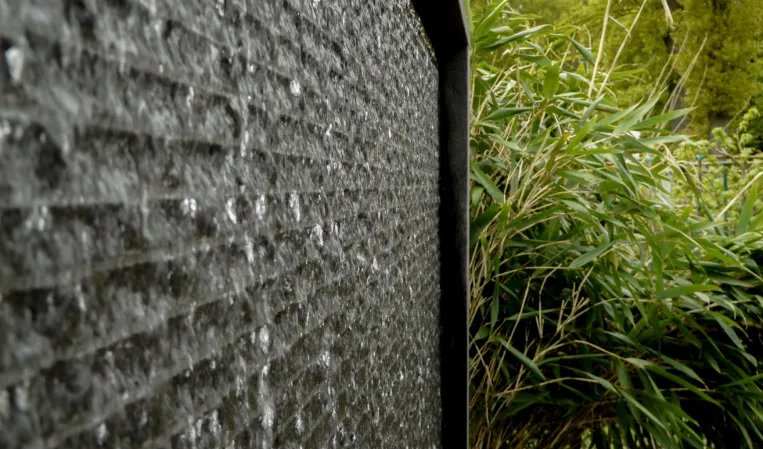 Wasserwand aus Nero Assoluto