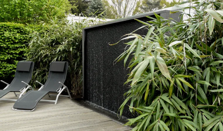 Wasserwand in einem privaten Garten