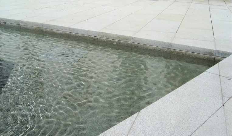 Wasserbecken eines Brunnen
