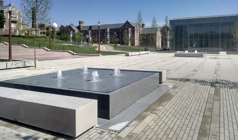 Brunnen mit Fontänen mit amerikanischer Universität im Hintergrund