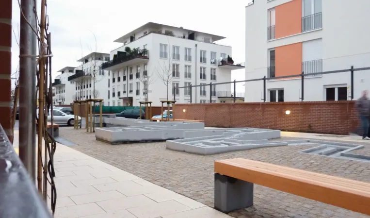 künstlicher Wasserlauf als Brunnenanlage
