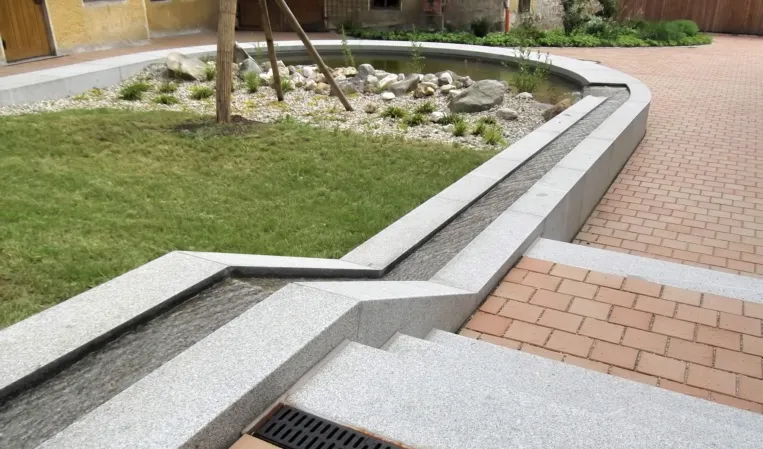 Wasserlauf der einer Treppeanlage folgt