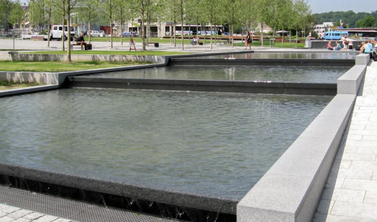 Kaskadenbrunnen aus massiven Granit
