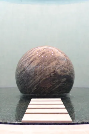 große Granitkugel in einer Brunnenanlage