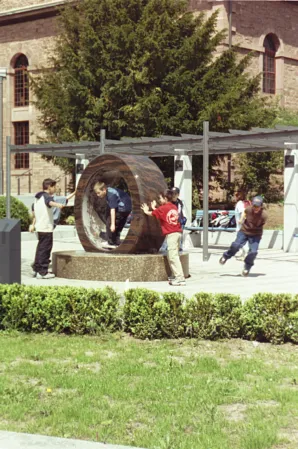 Drehender Ring mit spielenden Kindern